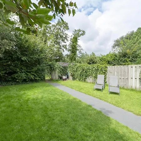 Lovely Bungalow On Green Park With Patio Ferienhaus