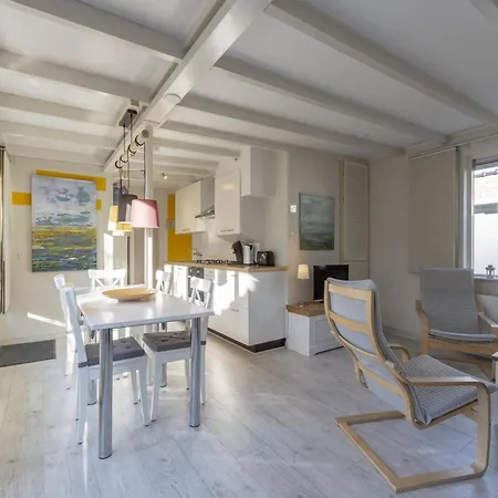 Ferienhaus Lovely Bungalow On Green Park With Patio