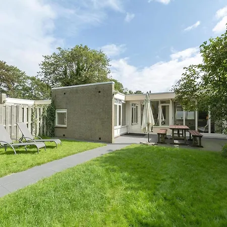 Lovely Bungalow On Green Park With Patio Prázdninový dům