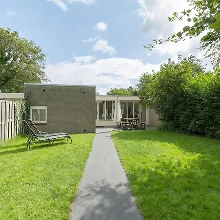 Lovely Bungalow On Green Park With Patio *